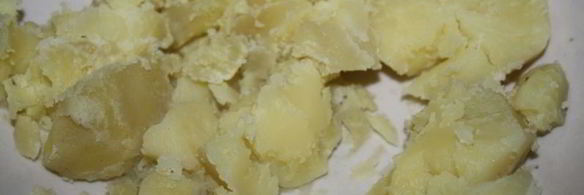 щи с квашеной капустой на говяжьих ребрышках в чугунке