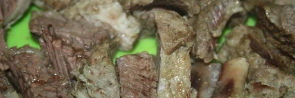 щи с квашеной капустой на говяжьих ребрышках в чугунке