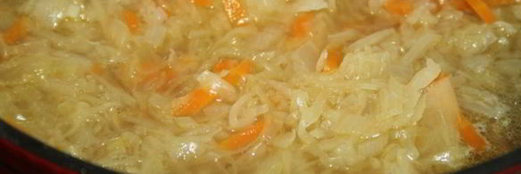 щи с квашеной капустой на говяжьих ребрышках в чугунке