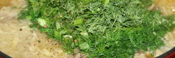 щи с квашеной капустой на говяжьих ребрышках в чугунке