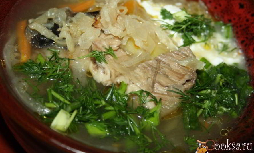 Рецепт суточных щей со свининой и сушеными грибами на квашеной капусте