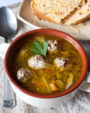 Сельдерейный суп с фрикадельками из индейки