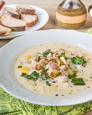 Сливочный суп с курицей и шпинатом