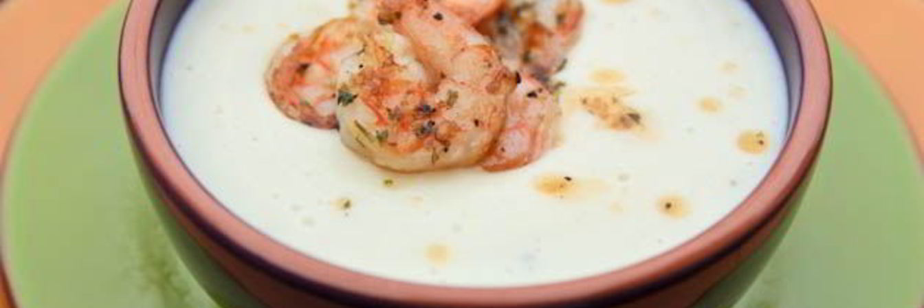 Сливочный суп с цветной капустой, картофелем и креветками