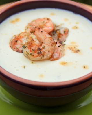 Сливочный суп с цветной капустой, картофелем и креветками