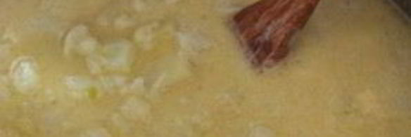 сливочный суп с цветной капустой, картофелем и креветками