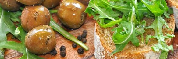 кростини с оливками и зеленый суп-пюре