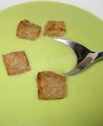 Простой суп пюре из зеленого горошка с желтками