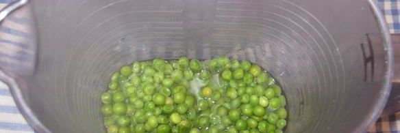 простой суп пюре из зеленого горошка с желтками