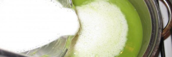 простой суп пюре из зеленого горошка с желтками