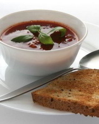 Суп-пюре из артишоков и фасоли с теплым хлебом с фетой, черри и базиликом