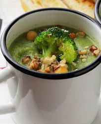 Суп-пюре из брокколи с миндалем