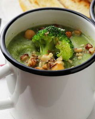 Суп-пюре из брокколи с миндалем