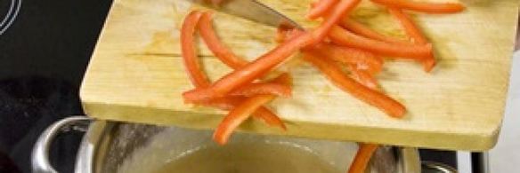 суп-пюре из риса, лука и помидоров