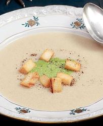 Суп-пюре из цесарки с зеленой заправкой