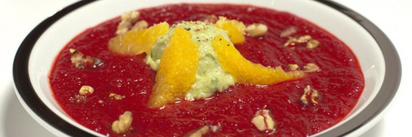 Свекольный суп-пюре с мороженым из авокадо