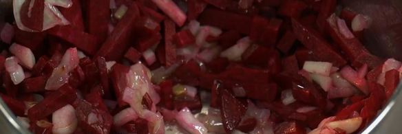 свекольный суп-пюре с мороженым из авокадо