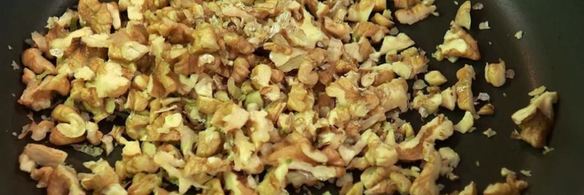 свекольный суп-пюре с мороженым из авокадо