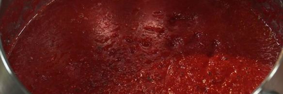 свекольный суп-пюре с мороженым из авокадо