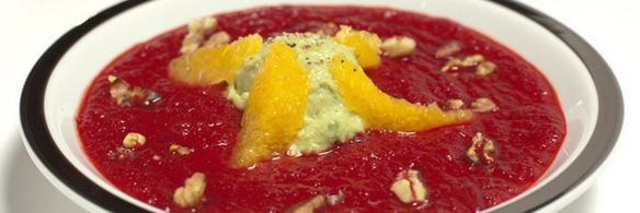 свекольный суп-пюре с мороженым из авокадо