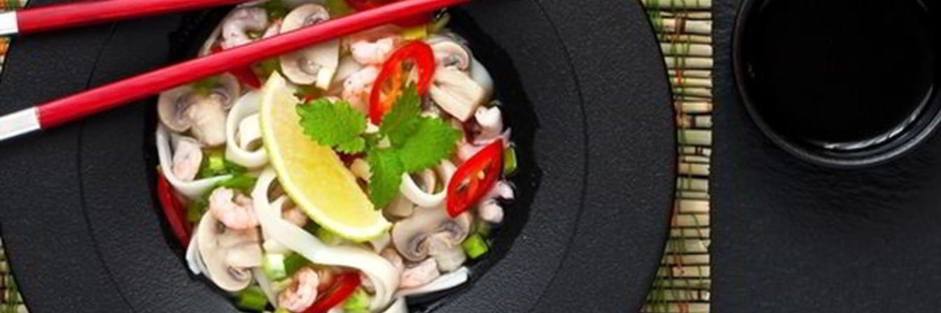 Суп с креветками, грибами и брокколи