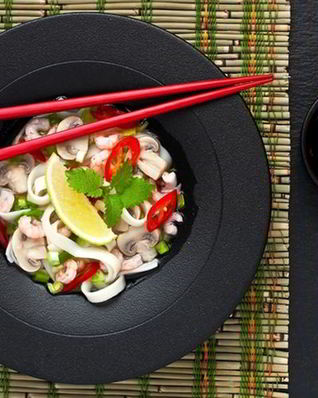 Суп с креветками, грибами и брокколи