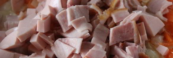 суп с лапшой и копченостями