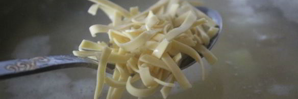 суп с лапшой и копченостями