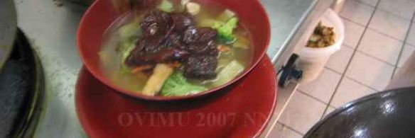 суп с лапшой, овощами и говядиной