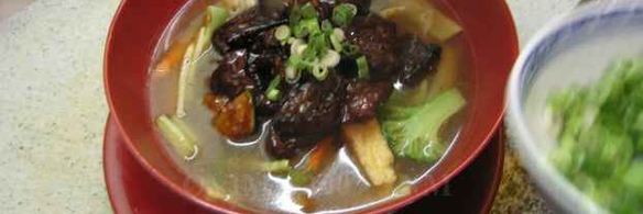 суп с лапшой, овощами и говядиной