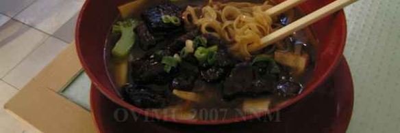 суп с лапшой, овощами и говядиной