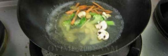 суп с лапшой, овощами и говядиной