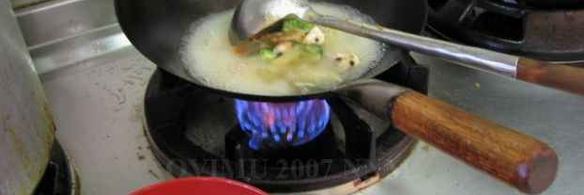 суп с лапшой, овощами и говядиной