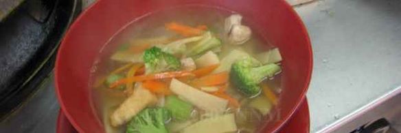 суп с лапшой, овощами и говядиной