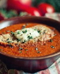 Томатный суп с базиликом и гренками