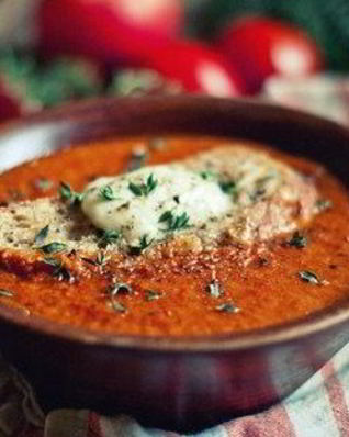 Томатный суп с базиликом и гренками