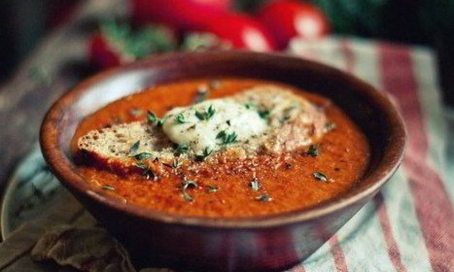 Рецепт томатного супа с базиликом и гренками