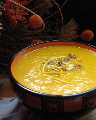 Тыквенный крем-суп с карамелизированными фисташками