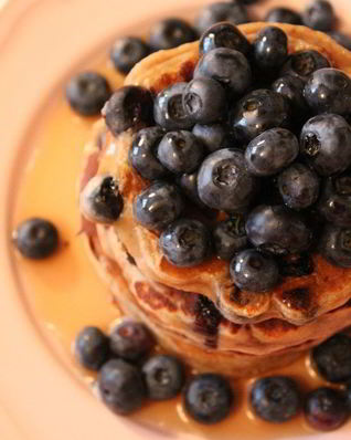 Банановые панкейки с голубикой