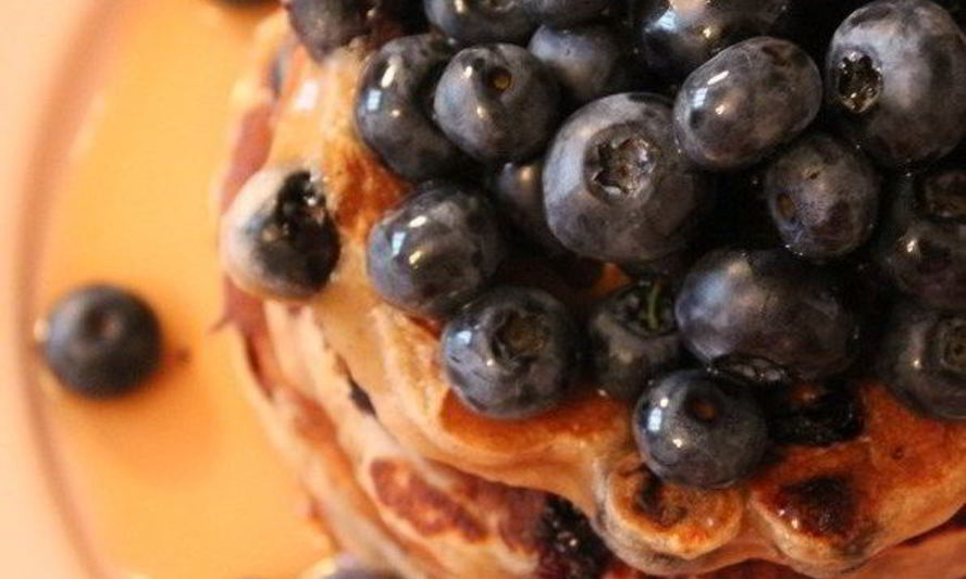 Рецепт банановых панкейков с голубикой