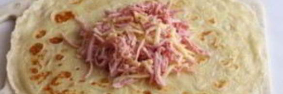 блинчики с колбасой и сыром