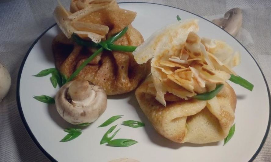 Рецепт блинчиков в форме мешочков с грибной начинкой