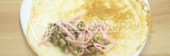 фаршированные блины с колбасой и грибами