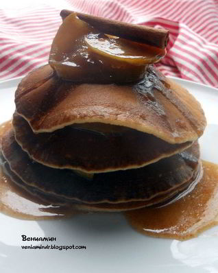 Панкейки с карамелизованными яблоками