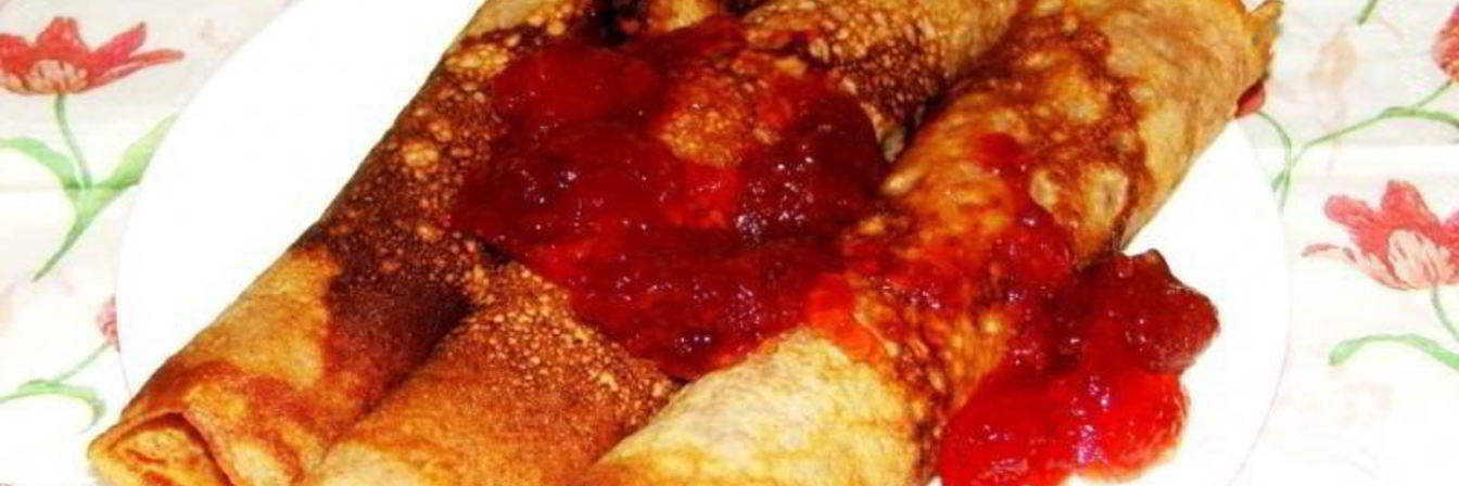 Сладкие блинчики с клубникой и творогом