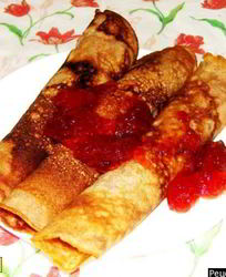 Сладкие блинчики с клубникой и творогом