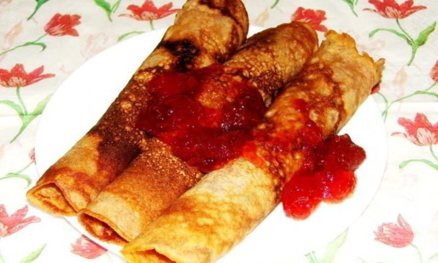 Рецепт сладких блинчиков с клубникой и творогом