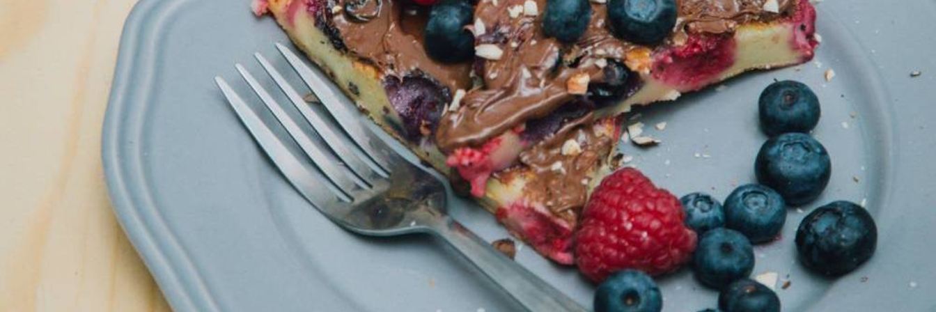 Толстый ягодный блин с ореховой пастой Нутелла