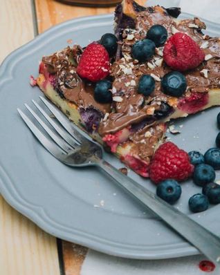 Толстый ягодный блин с ореховой пастой Нутелла