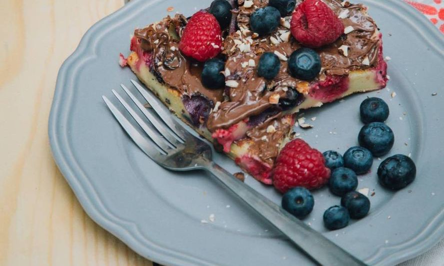 Рецепт толстого ягодного блина с ореховой пастой нутелла